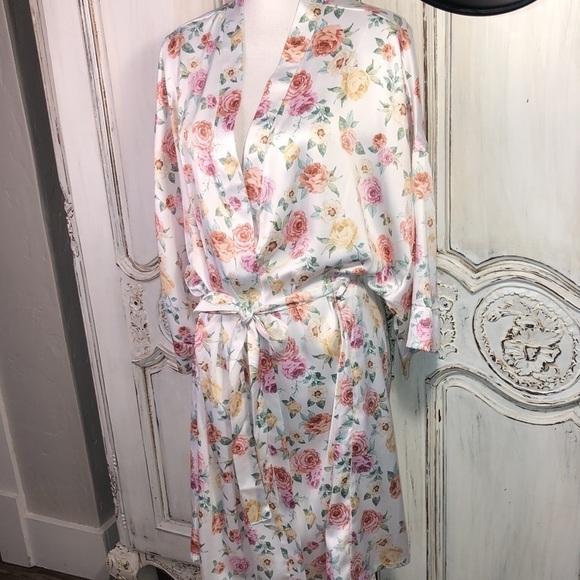 Soho Apparel Silky Floral on Cream Ground Kimono Robe with Self Belt Size 1XL - Picture 2 of 10